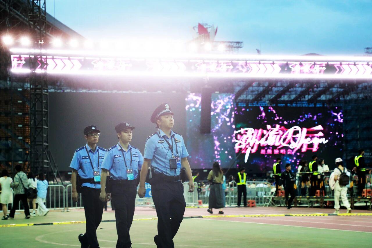 貴陽(yáng)觀(guān)山湖公安用忠誠(chéng)擔(dān)當(dāng)守護(hù)“潮流”現(xiàn)場(chǎng)