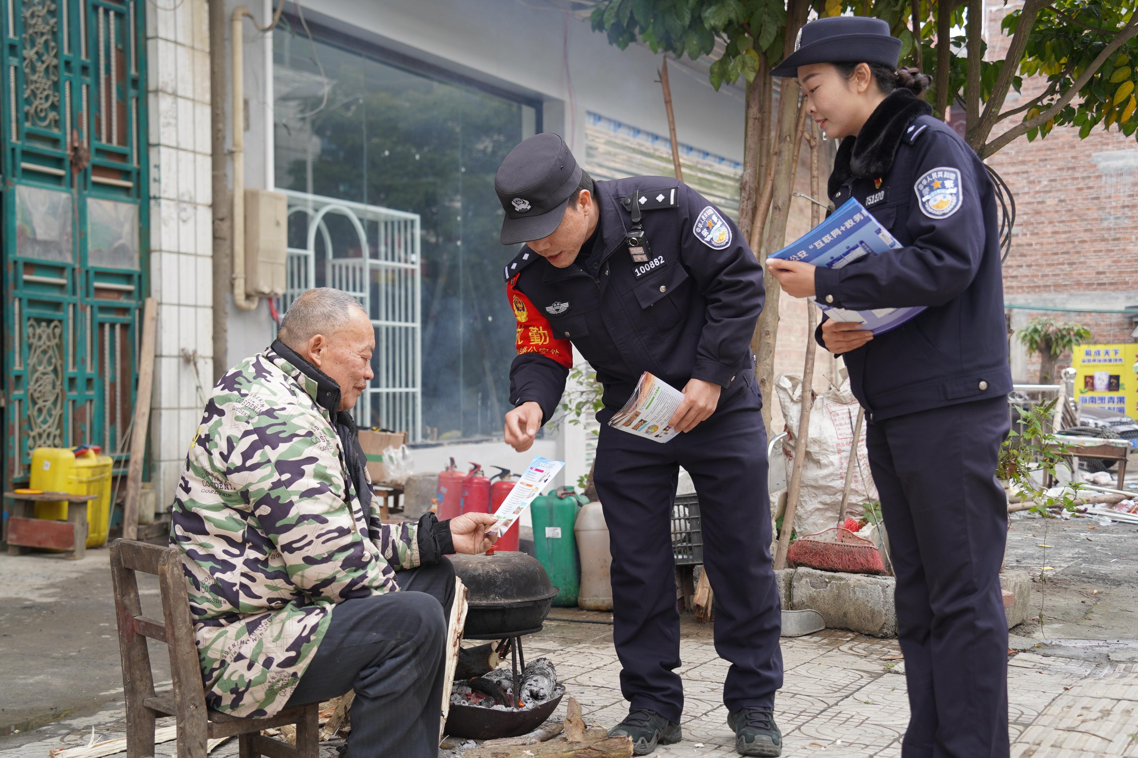 河池雙警夫妻共護(hù)黔桂春運(yùn)平安線