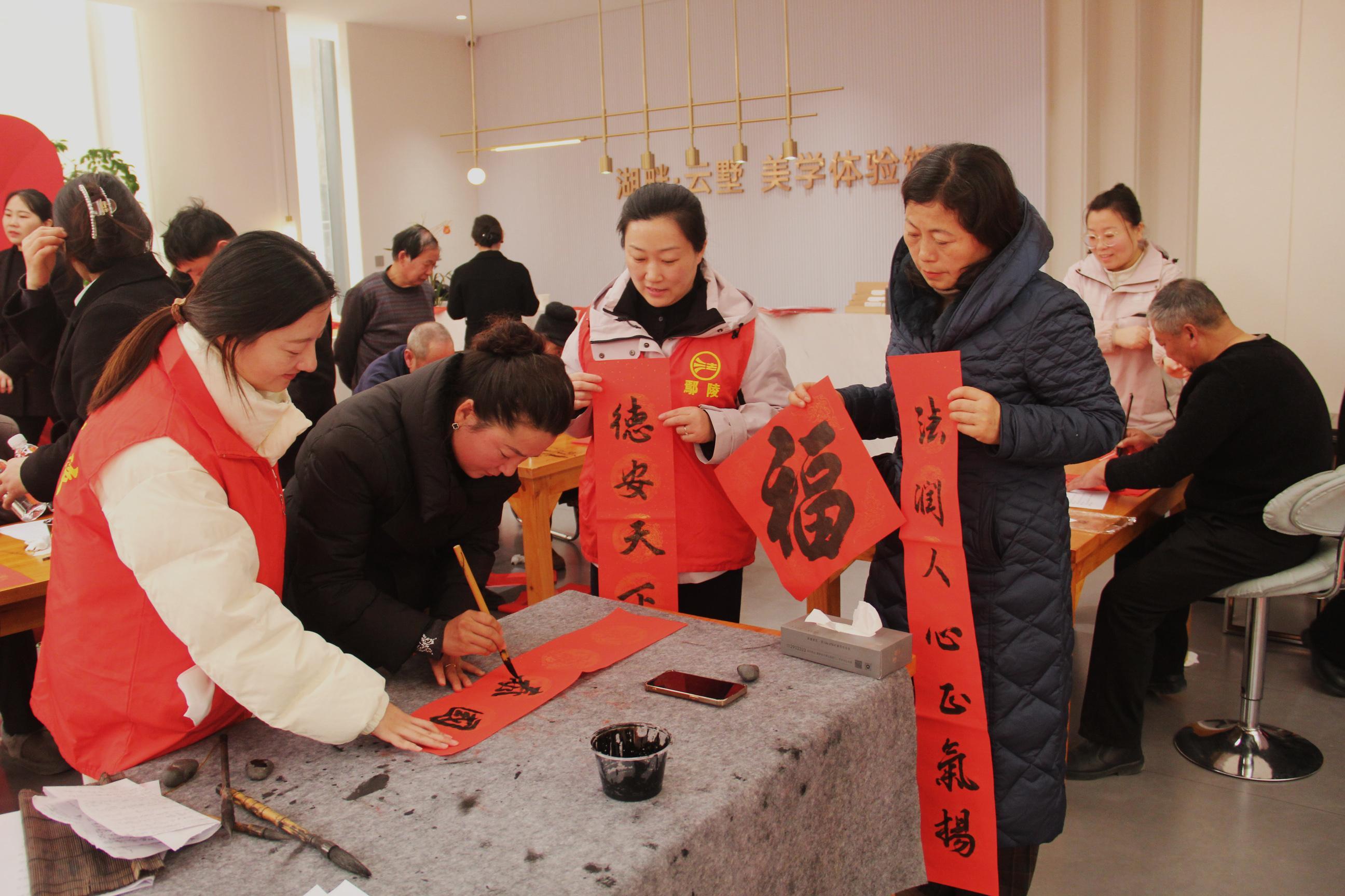 河南鄢陵縣司法局開(kāi)展送法治春聯(lián)活動(dòng)