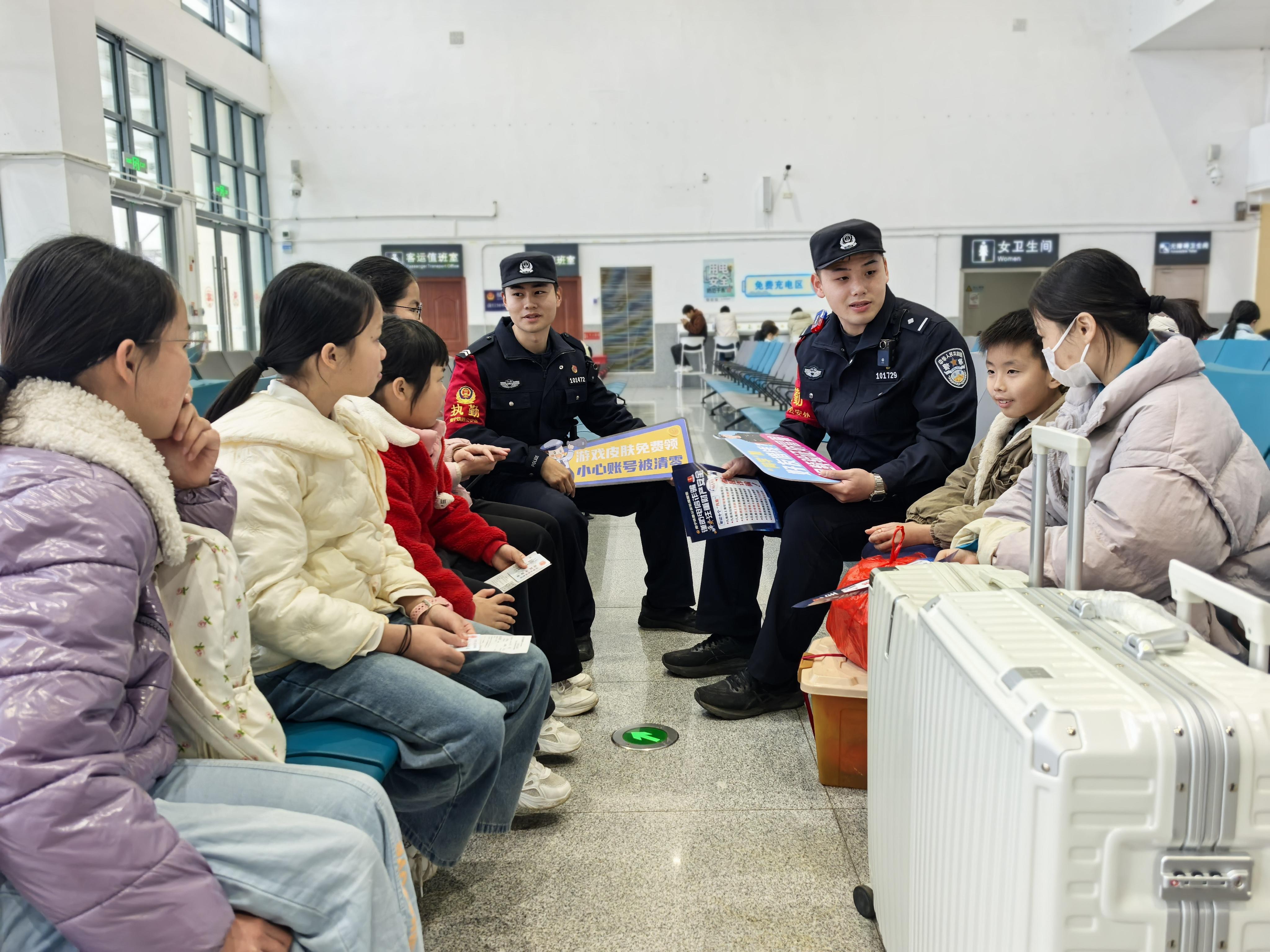 南寧鐵路公安局南寧公安處開(kāi)展反詐宣傳活動(dòng)