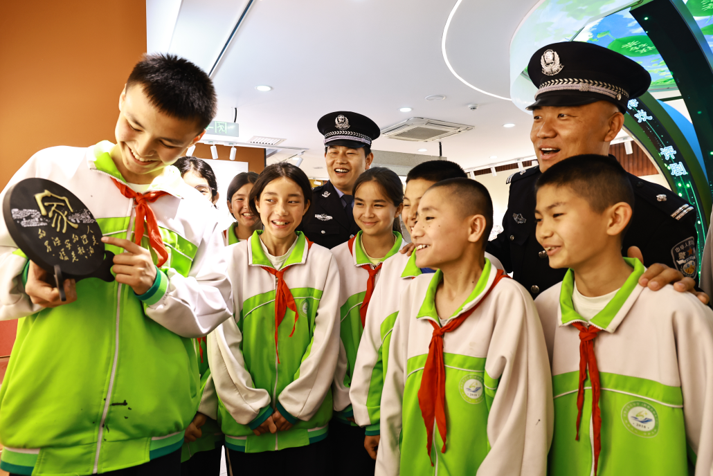 新疆新和：鐵警聯(lián)合學(xué)校開展沉浸式愛國(guó)主義教育