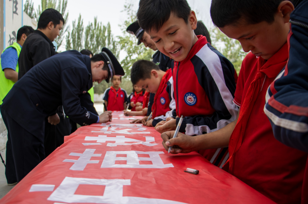 莎車鐵警“護(hù)苗”宣傳進(jìn)校園 讓安全知識(shí)入腦入心